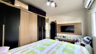 Quarto com cama e armários de madeira escura.
