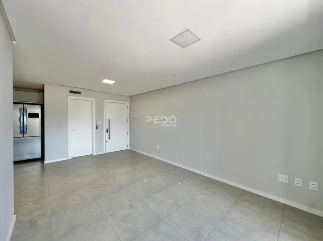 Ambiente interno de uma sala com piso de cerâmica.