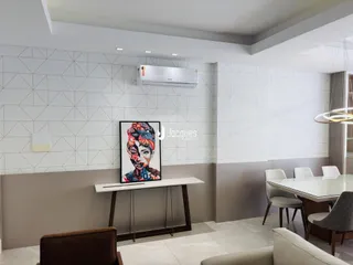 Ambiente interno moderno com paredes brancas e piso claro.