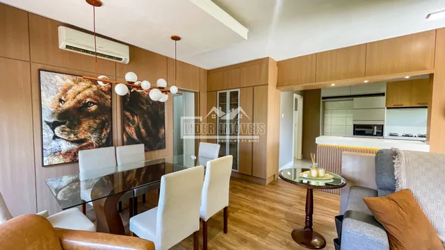 Sala de estar com piso de madeira e painéis de madeira.