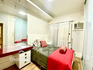 Quarto com cama e decoração vermelha.