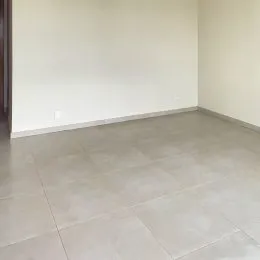 Foto de uma área interna com piso de tom neutro.