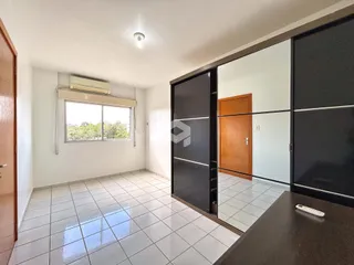 Interior de uma sala com piso de cerâmica e janela.