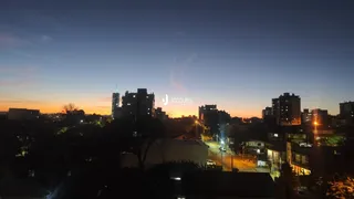 Vista da paisagem urbana de Lajeado ao anoitecer.