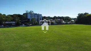Gramado verde extenso de uma propriedade em Lajeado.