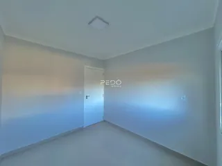 Hall da propriedade com uma porta branca.