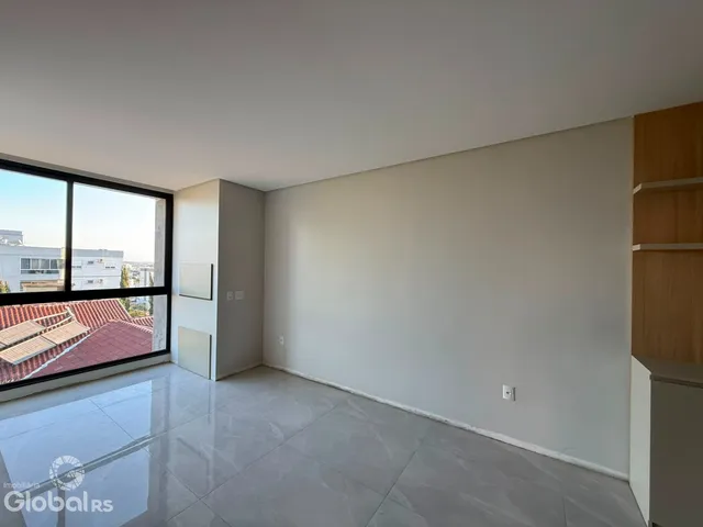 Ambiente interno de uma sala com piso de cerâmica e grande janela.
