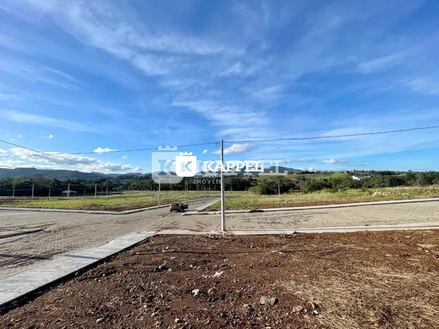 Vista panorâmica da paisagem rural com estrada no horizonte.