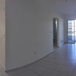 Corredor interno com paredes brancas e piso de cerâmica.