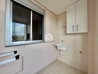 Foto de um banheiro com janela grande e piso de cerâmica.