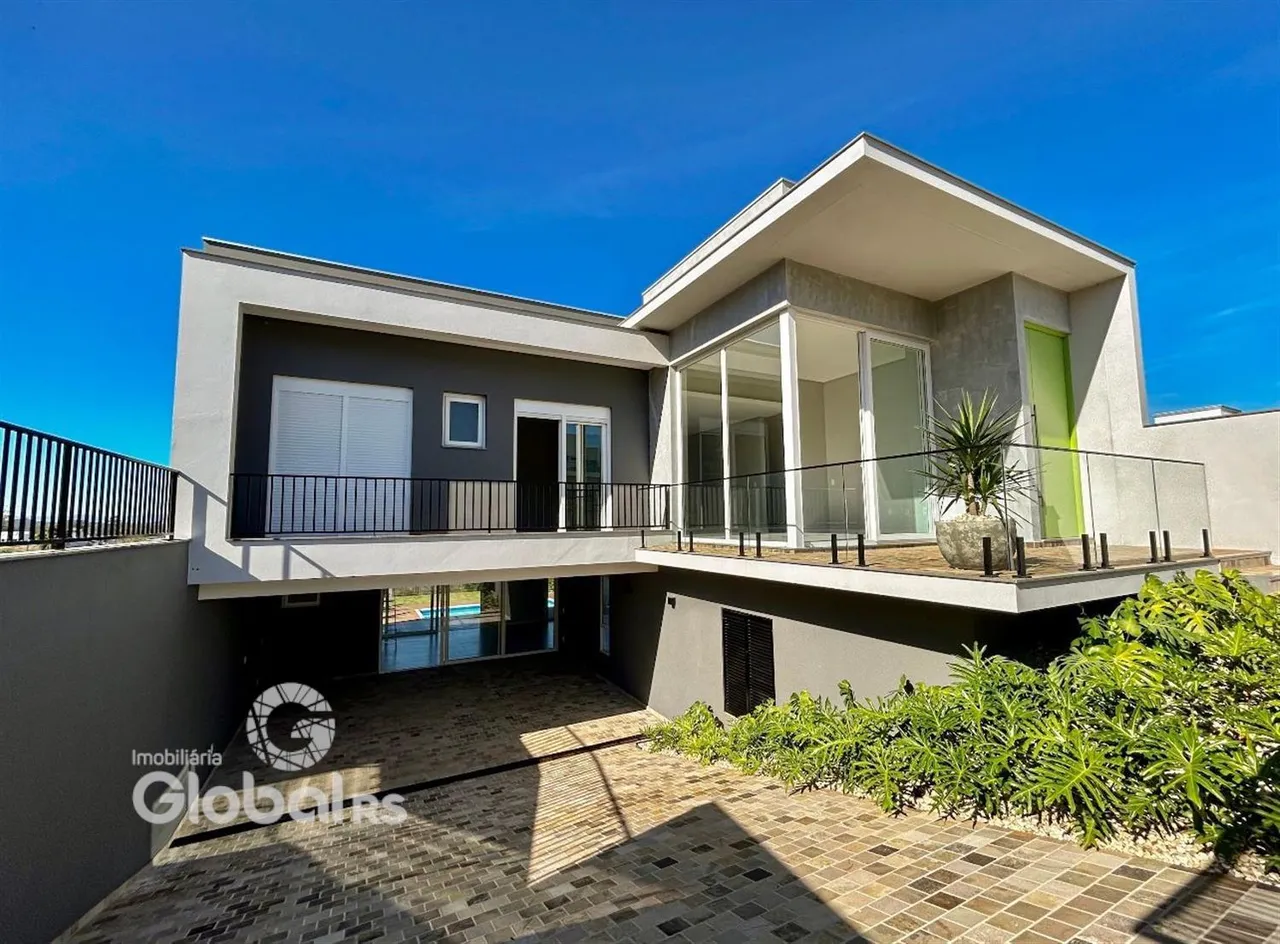 Fachada moderna de uma casa em Lajeado, Brasil, com varanda e área externa.