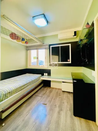 Quarto com cama e janela em um imóvel no Brasil.