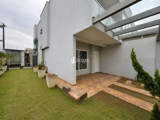 Vista da fachada de uma residência em Lajeado, Brasil, com jardim gramado.