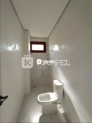 Foto interna de um banheiro com paredes brancas e piso claro.