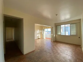 Hall de entrada com piso de cerâmica na residência.