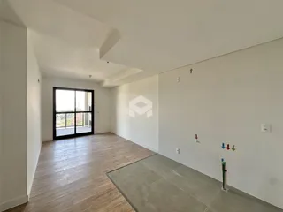 Ambiente interno com piso de madeira e grande janela em uma residência.