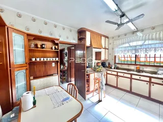 Foto de uma cozinha com armários de madeira e piso cerâmico.