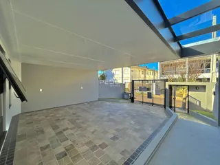 Vista da área externa pavimentada de uma propriedade em Lajeado.
