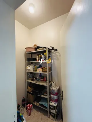 Uma visão de um corredor com estantes de metal.
