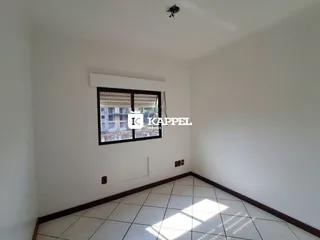 Uma sala de estar clara com piso de cerâmica e janela.