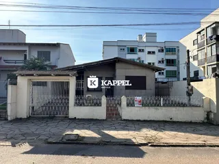Fachada de uma residência com muro e portão em Lajeado, Brasil.