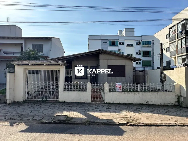 Fachada de uma residência com muro e portão em Lajeado, Brasil.