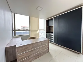 Vista interna de um ambiente com armários em um apartamento em Lajeado.