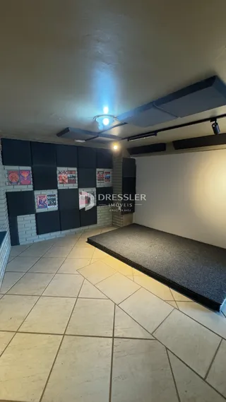 Hall de entrada com piso de cerâmica e painéis de parede escuras.