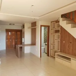 Hall de entrada com painéis de madeira e portas no interior da residência.