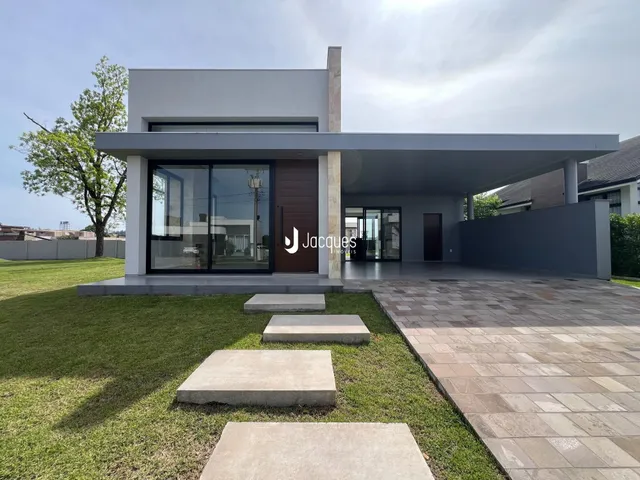 Fachada moderna de uma casa em Lajeado, Brasil, com área externa e jardim.