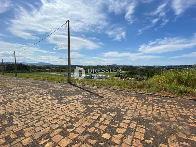 Vista da paisagem rural ao longo de uma estrada pavimentada.