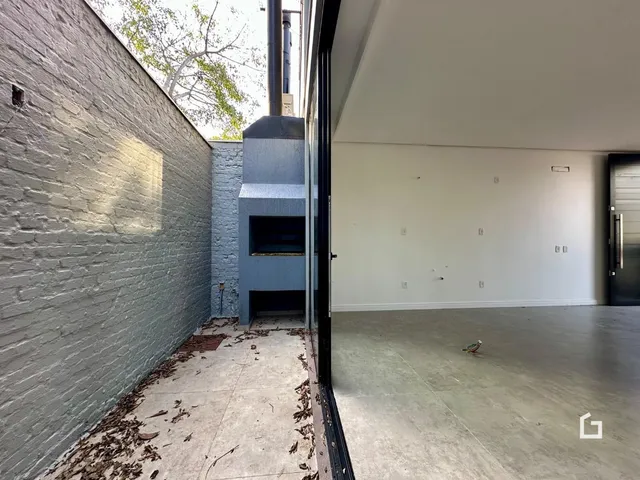 Foto da fachada e do interior de uma residência em Lajeado.