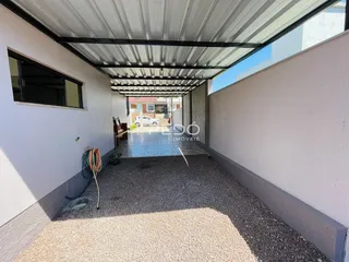 Vista da área externa coberta de uma residência em Lajeado.