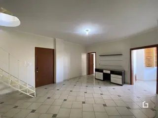 Vista de um corredor interno com piso de cerâmica.