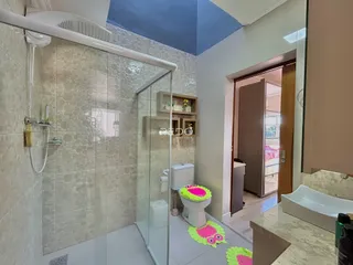 Banheiro com box de vidro e vaso sanitário em imóvel no Brasil.