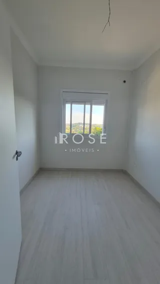 Foto de um cômodo interno com piso de madeira clara e paredes brancas.