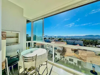 Vista panorâmica da paisagem urbana de Lajeado, Brasil, vista através das janelas da varanda.