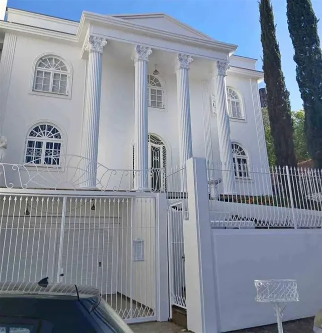 Casa com 6 dormitórios