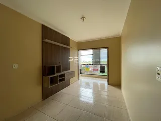 Hall de entrada com piso de cerâmica e painel de madeira na residência.