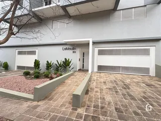 A fachada de uma residência em Lajeado, Brasil, com garagem e jardim frontal.