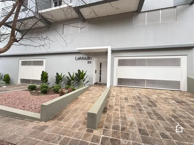 A fachada de uma residência em Lajeado, Brasil, com garagem e jardim frontal.
