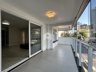 Hall de entrada com piso de cerâmica e vista para o exterior.