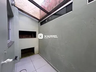 Hall de entrada com paredes cinza e piso claro.