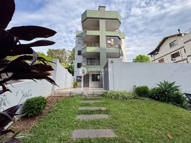 Fachada de um prédio residencial em Lajeado, Brasil, com jardim frontal.