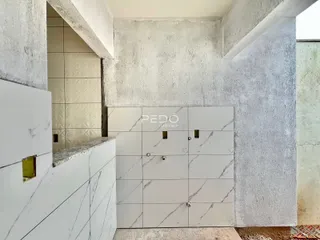 Parede interna com revestimento de azulejos brancos e cinzas em um ambiente residencial.