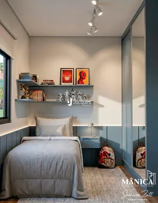 Quarto com cama e decoração de parede em ambiente interno.
