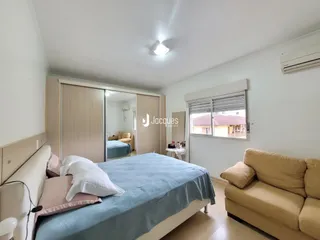 Quarto com cama e armários em um imóvel.