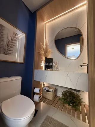 Foto de um banheiro moderno com revestimento de mármore e madeira.