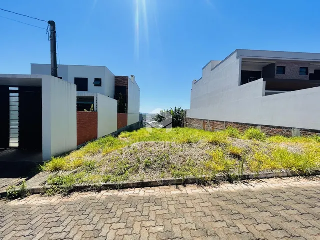 Vista externa de uma propriedade moderna em Lajeado, Brasil, com jardim em primeiro plano.