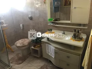 Foto de uma cozinha com bancada e revestimento de azulejos.